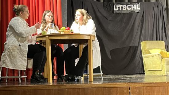 Der EFG-Projektkurs Theater der Q2 präsentierte ihre Version des Stücks: „Die Physiker“ Komödie in 2 Akten von Dürrenmatt