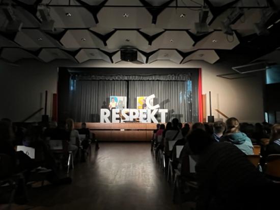 „Respekt für Dich!“ – Theaterstück von Zartbitter e. V. zu sexualisierter Gewalt zu Gast auf der EFG-Bühne 