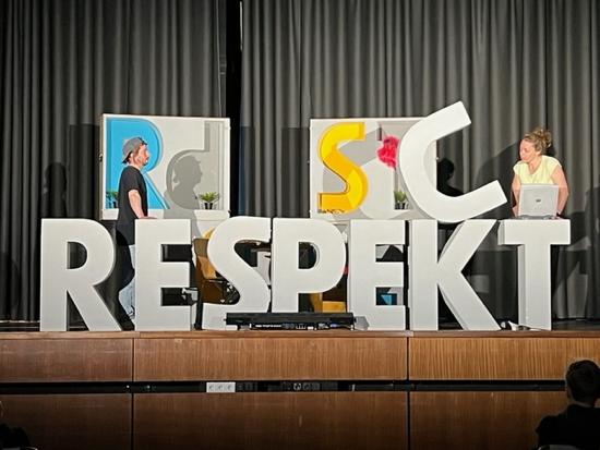 „Respekt für Dich!“ – Theaterstück von Zartbitter e. V. zu sexualisierter Gewalt zu Gast auf der EFG-Bühne 