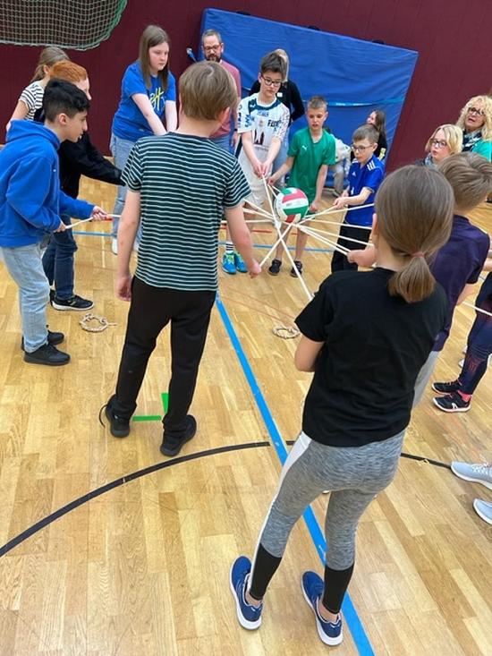 Spiel, Sport und Spaß an der Erich-Fried-Gesamtschule: Eltern veranstalten Spielenachmittag für den 5. Jahrgang