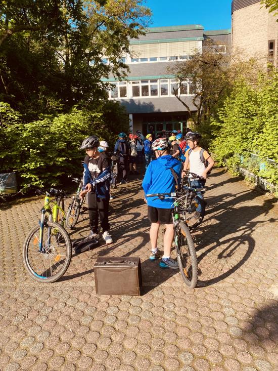 Auf die Räder, fertig, los! - Unsere Fünftklässler sind fit für den Straßenverkehr!