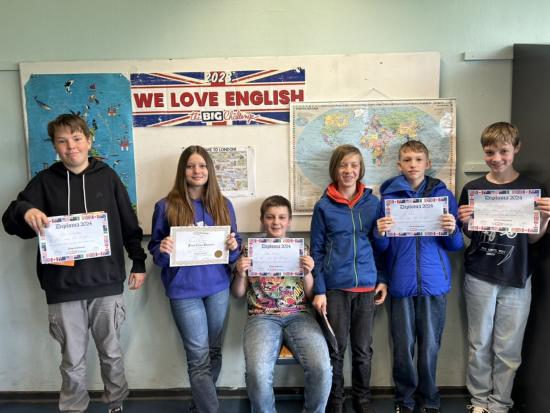 Liliana Genova aus der 8.2 hat in der Gruppe „Klasse 7“ die beste Note des Jahrgangs erreicht. Für alle Teilnehmerinnen und Teilnehmer gab es Urkunden, Bleistifte, Kalender, Poster und Fahnen. Die Top-Platzierten konnten sich auch über Powerbanks, Bücher und Spiele freuen. Der Fachbereich Englisch und das Schulleitungsteam gratulieren allen diesjährigen Teilnehmerinnen und Teilnehmern. Die ganze Schule ist stolz auf euch - congratulations and well done! Text & Fotos: Anne-Marie Färbinger