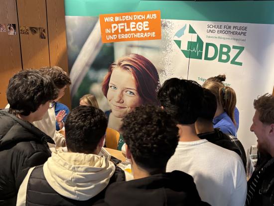 Schule trifft Zukunft - Große Resonanz auf der Börse „Schule und Beruf“ an der Erich-Fried-Gesamtschule