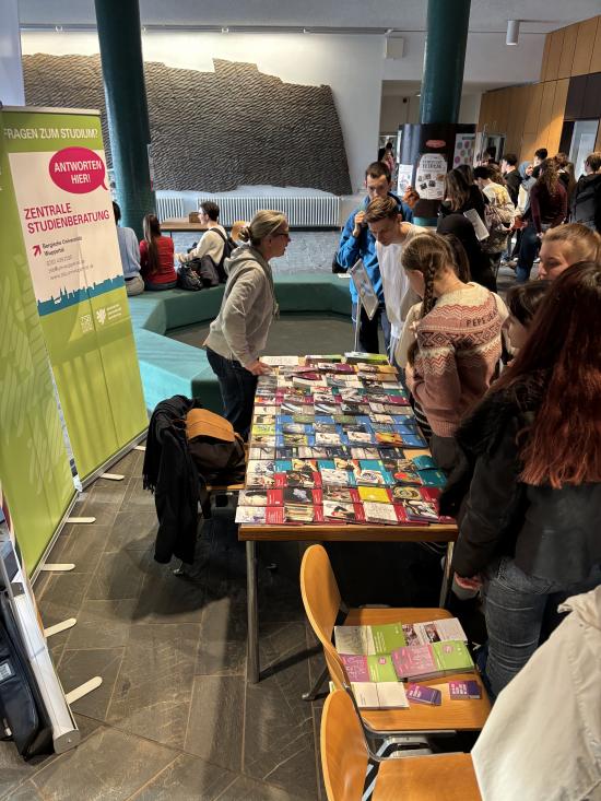 Schule trifft Zukunft - Große Resonanz auf der Börse „Schule und Beruf“ an der Erich-Fried-Gesamtschule