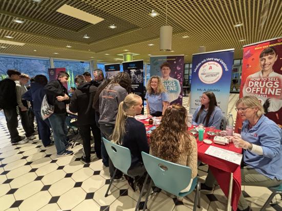 Schule trifft Zukunft - Große Resonanz auf der Börse „Schule und Beruf“ an der Erich-Fried-Gesamtschule