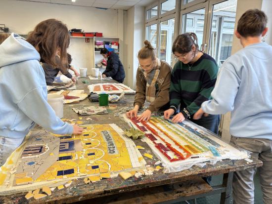 Aus grau wird wow: Glasmosaikkunst von Schülerhand für Wohlfühlräume