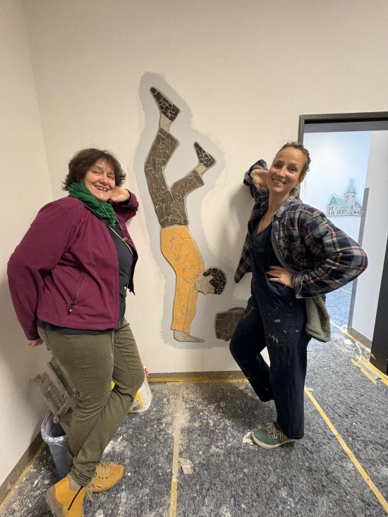 Aus grau wird wow: Glasmosaikkunst von Schülerhand für Wohlfühlräume