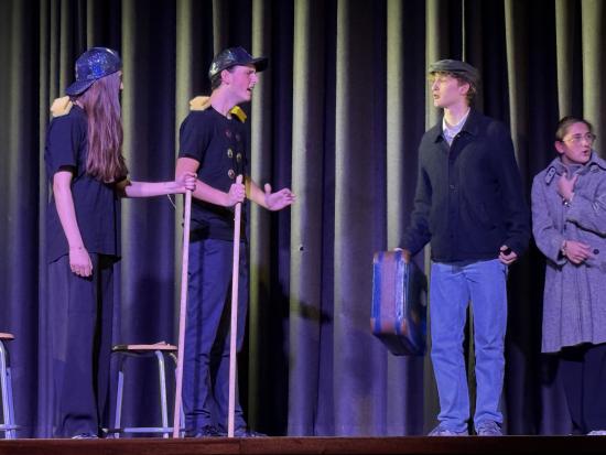 Beeindruckende Collage: Q2-Projektkurs  Theater zeigt "Die Vertreibung"