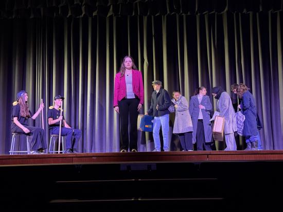 Beeindruckende Collage: Q2-Projektkurs  Theater zeigt "Die Vertreibung"