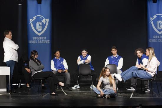 Mitreißende Premiere: EFG-Literaturkurs Q1 inszeniert „Die Welle“ im TalTonTHEATER
