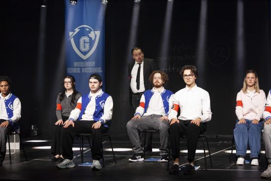Mitreißende Premiere: EFG-Literaturkurs Q1 inszeniert „Die Welle“ im TalTonTHEATER