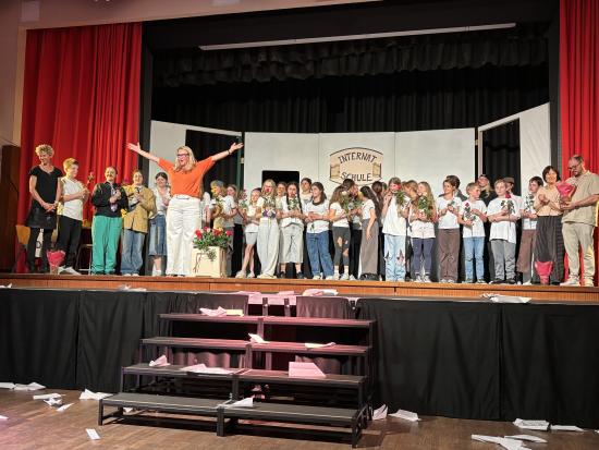Wenn aus gemeinsamen Stimmen ein Wunder wird: EFG-Musical AG präsentierte „Ein Lehrer – Ein Chor – Ein Wunder“