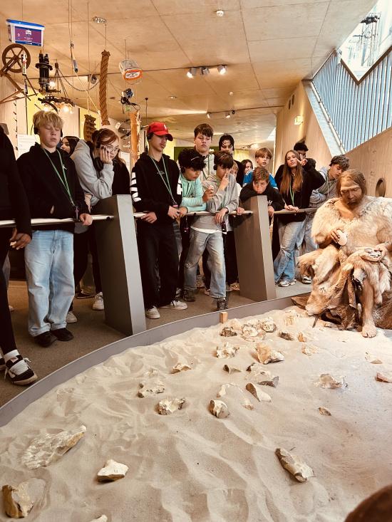 Steinzeit statt Klassenzimmer – Die Kulturscouts der Erich-Fried-Gesamtschule auf Zeitreise