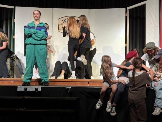 Wenn aus gemeinsamen Stimmen ein Wunder wird: EFG-Musical AG präsentierte „Ein Lehrer – Ein Chor – Ein Wunder“