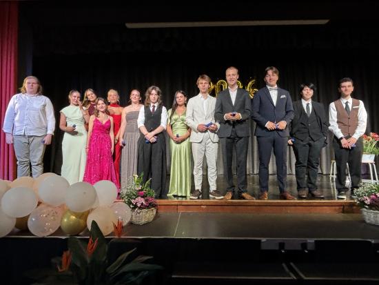 Besondere Beachtung finden auch die Reden von Schulleiterin Heike Flowerday, dem Beratungsteam Anne Arends und Sören Stanke, der Oberstufenleiterin Elke Cleve sowie von Nele Kotysch, Finn Glose und Jan-Ole Hübner für den Abiturjahrgang.