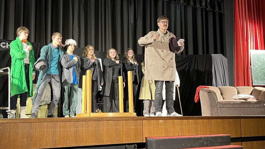 In der gut besuchten Aula der Erich-Fried-Gesamtschule spielten sich die Schauspielerinnen und Schauspieler des Prokjektkurses Theater in die Herzen der Zuschauerinnen und Zuschauer. 