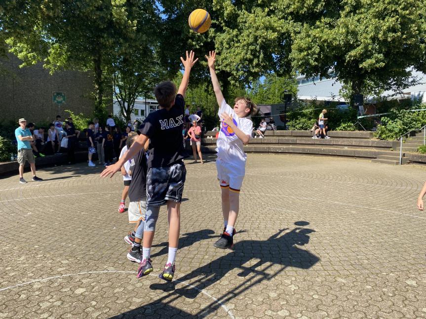 „Hatten die kein Geld für einen zweiten Korb?“ wird sich manch einer fragen. Doch spätestens seit sich deutschen Damen bei den olympischen Spielen in Paris die Goldmedaille um den Hals hängen durften und dem deutschen Basketballbund damit das erste Edelmetall überhaupt bescherten, wissen wohl alle, dass es zum klassischen 5 gegen 5 Basketball noch eine interessante und rasante Alternative gibt. Gespielt wird auf einen Korb, ein Team hat für einen Angriff nur 12 Sekunden Zeit und bei einem Treffer oder eine