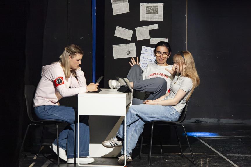 Mitreißende Premiere: EFG-Literaturkurs Q1 inszeniert „Die Welle“ im TalTonTHEATER