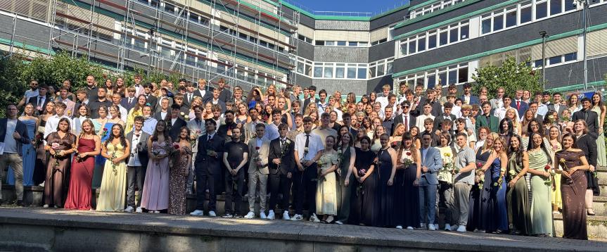 Mit einer stimmungsvollen und abwechslungsreichen Abschlussfeier verabschiedete sich der 10. Jahrgang von unserer Schule. 